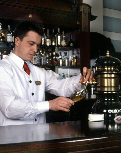 Barman nalewający piwo z nalewaka — fotografia kulinarna