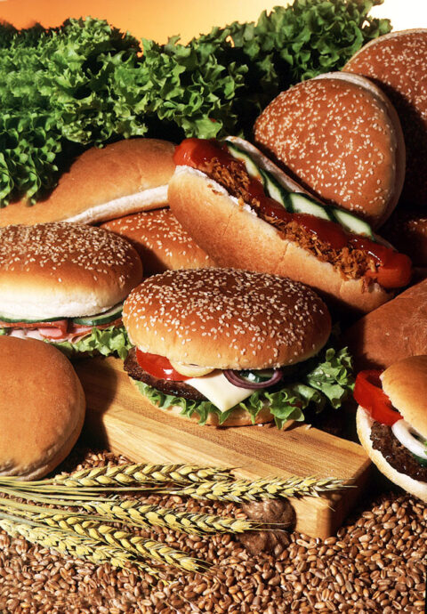 Hamburgery i hot dog na kłosach zboża — fotografia kulinarna