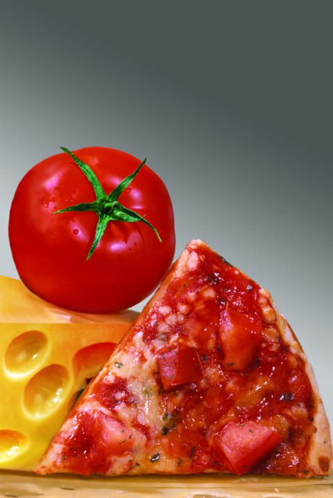 Pomidor, ser i kawałek pizzy na szarym tle — fotografia kulinarna