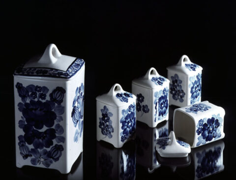Porcelanowe pojemniki z niebieskim wzorem — fotografia produktowa