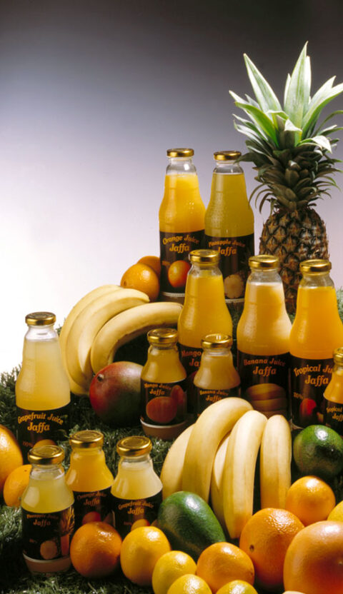 Soki w butelkach z ananasem i bananami — fotografia kulinarna